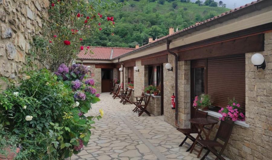 Hotel Arenas De Cabrales- Apartamentos מראה חיצוני תמונה