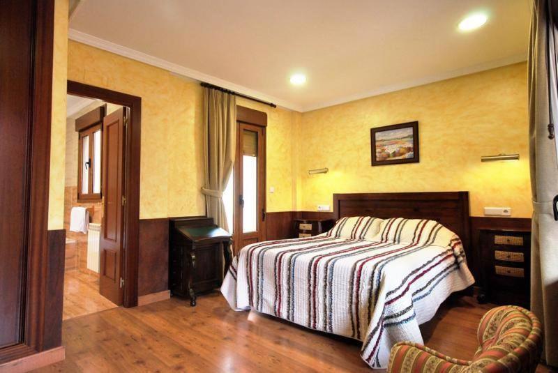 Hotel Arenas De Cabrales- Apartamentos מראה חיצוני תמונה